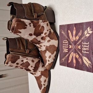 Womens size 10 NWOT short cowhide ankle boots
